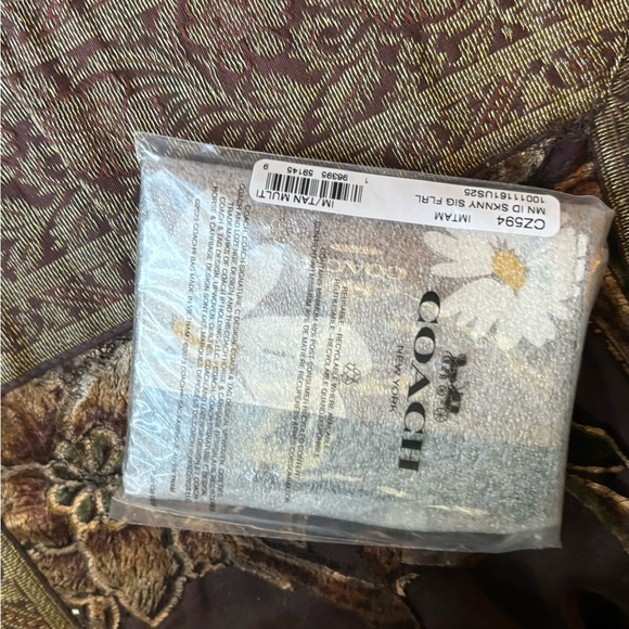 Authentic COACH Pebbled leather floral zip top card case with keychain - Picture 3 of 8